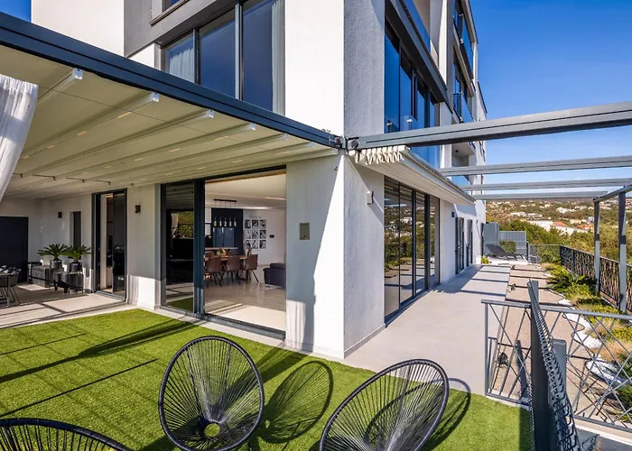 The Flat - Penthouse With Private Pool, Barbecue &