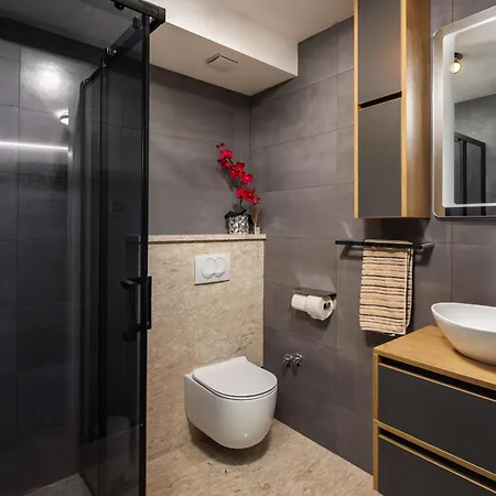 شقة The Flat - Penthouse With Pool, Barbecue & أوباتيا